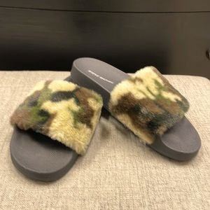 Steve Madden woman’s size 8 slides